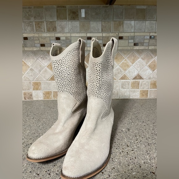 BCBGeneration Women’s Western Bastille Suede Leather Boot Sz 8 - Picture 3 of 7